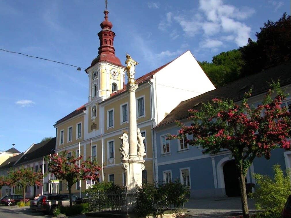 WILDON - Completely renovated Old Town Hall with 13 units, elevator, dental practice, garden &amp; garages