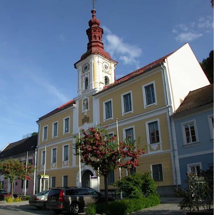 WILDON - Completely renovated Old Town Hall with 13 units, elevator, dental practice, garden &amp; garages