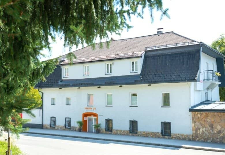 VELDEN - Attractive accommodation property with 13 rooms, apartment, restaurant and development potential