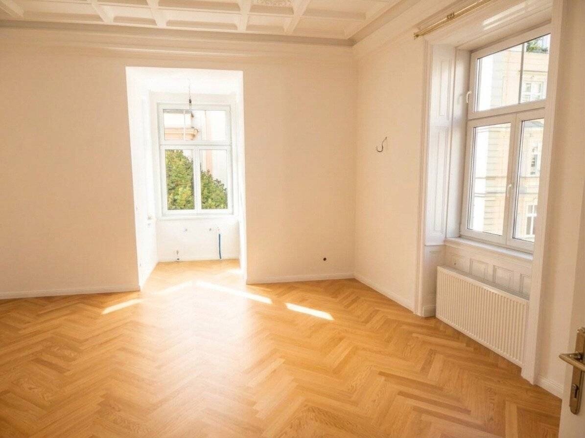Sanierte Altbauwohnung mit Flügeltüren und neuen Parkettboden