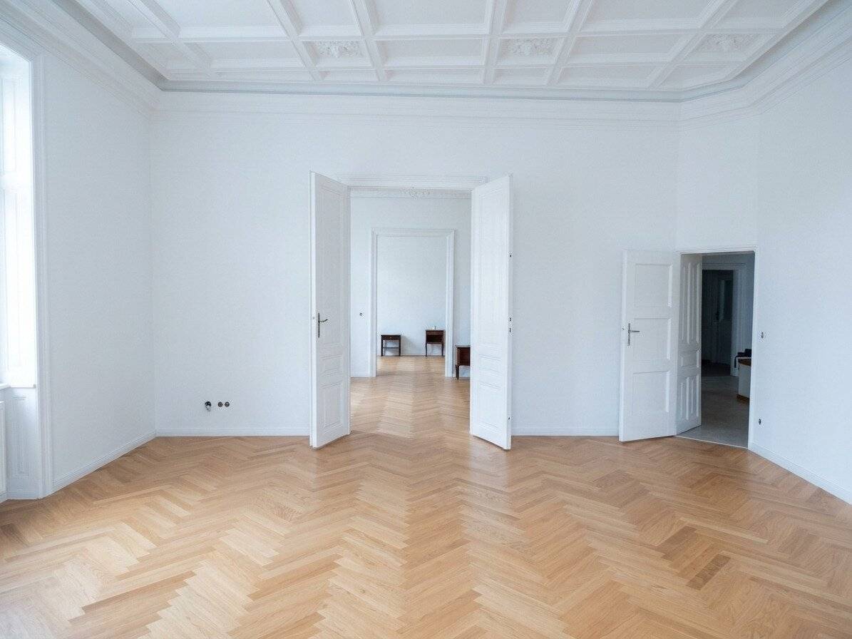 Sanierte Altbauwohnung mit Flügeltüren und neuen Parkettboden