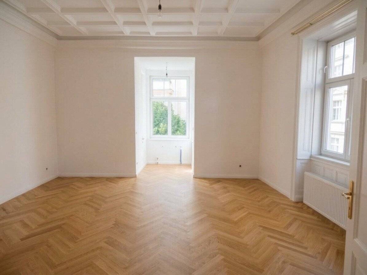 Sanierte Altbauwohnung mit Flügeltüren und neuen Parkettboden