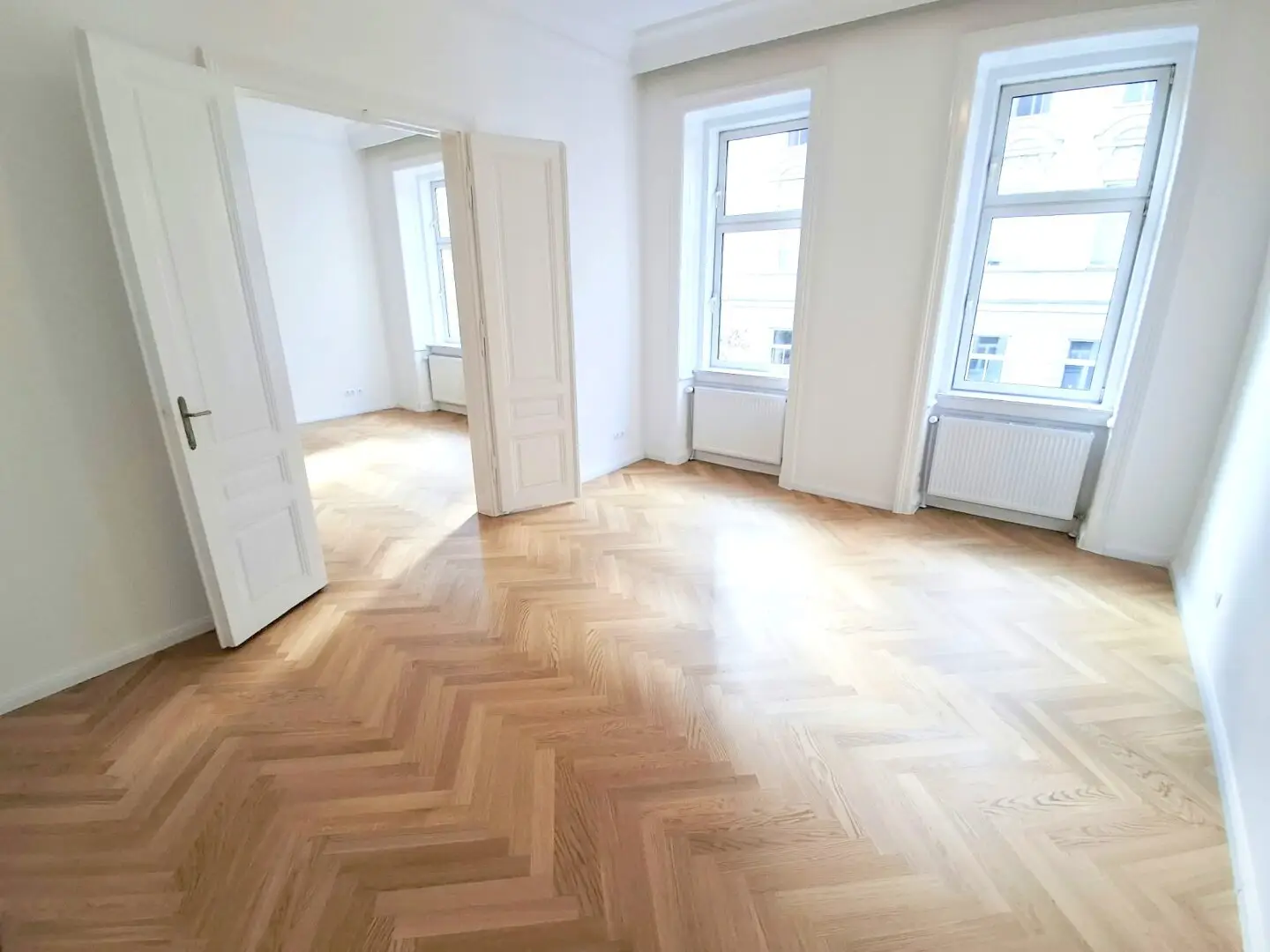 Sanierte Altbauwohnung mit Flügeltüren und neuen Parkettboden