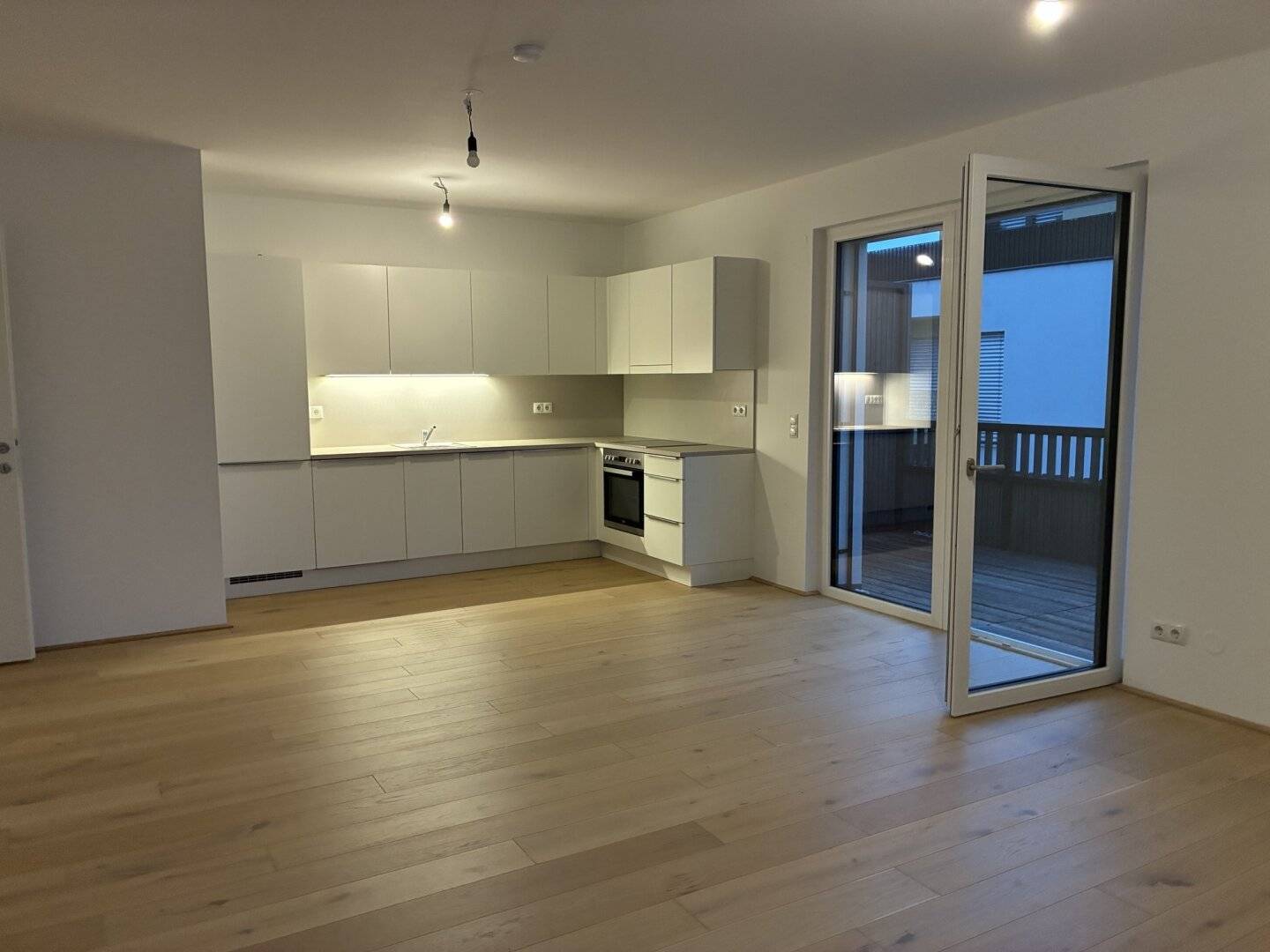 Modern balcony apartment 3 rooms heating and hot water already included in the monthly rent
