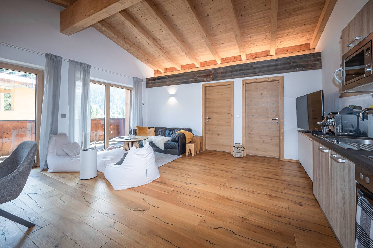Sunny Wohnung with large balcony and mountain view