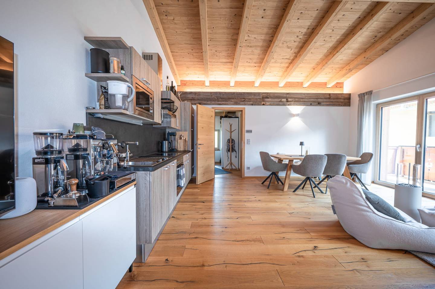 Sunny Wohnung with large balcony and mountain view
