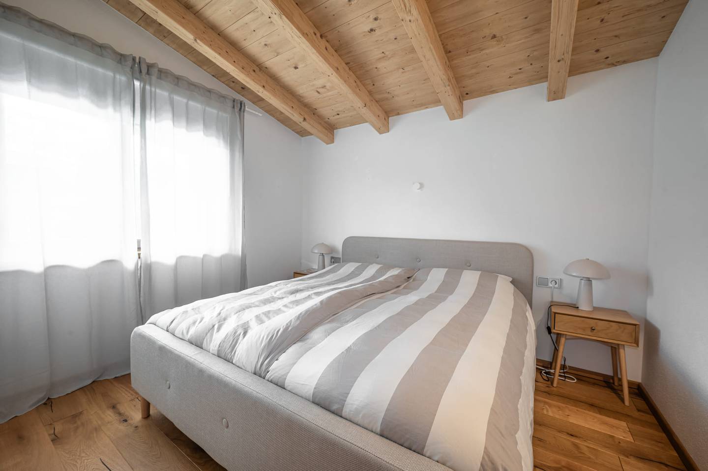 Sunny Wohnung with large balcony and mountain view