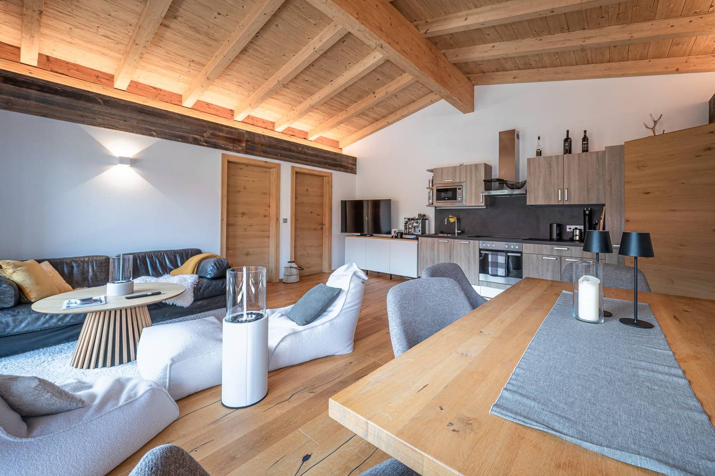 Sunny Wohnung with large balcony and mountain view