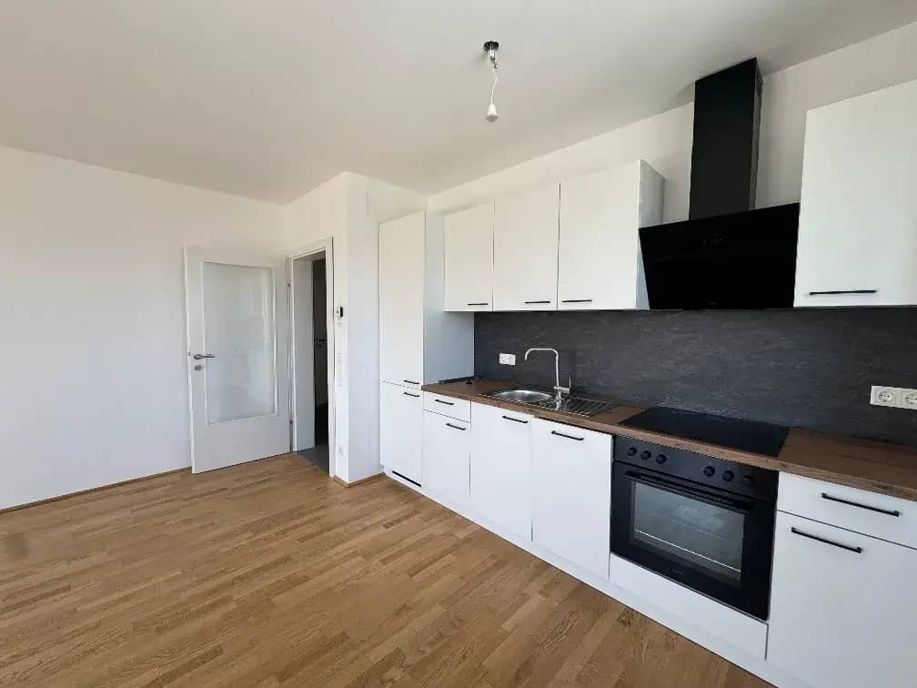 4-room apartment with high-quality fittings and spacious loggia with view over Oberwart!','de':'4-Zimmer Wohnung mit hochwertiger Ausstattung und großzügiger Loggia mit Blick über Oberwart!