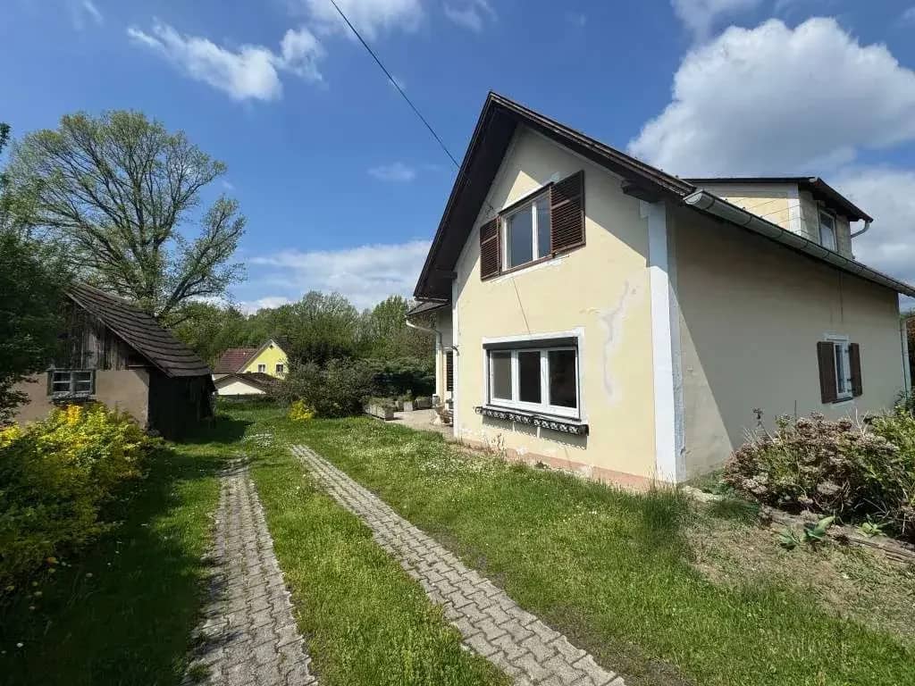 Single family house with lots of space, sunny garden, terrace and outbuilding