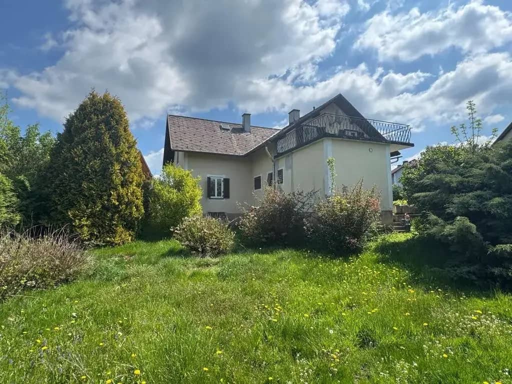 Single family house with lots of space, sunny garden, terrace and outbuilding