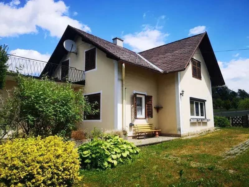 Single family house with lots of space, sunny garden, terrace and outbuilding