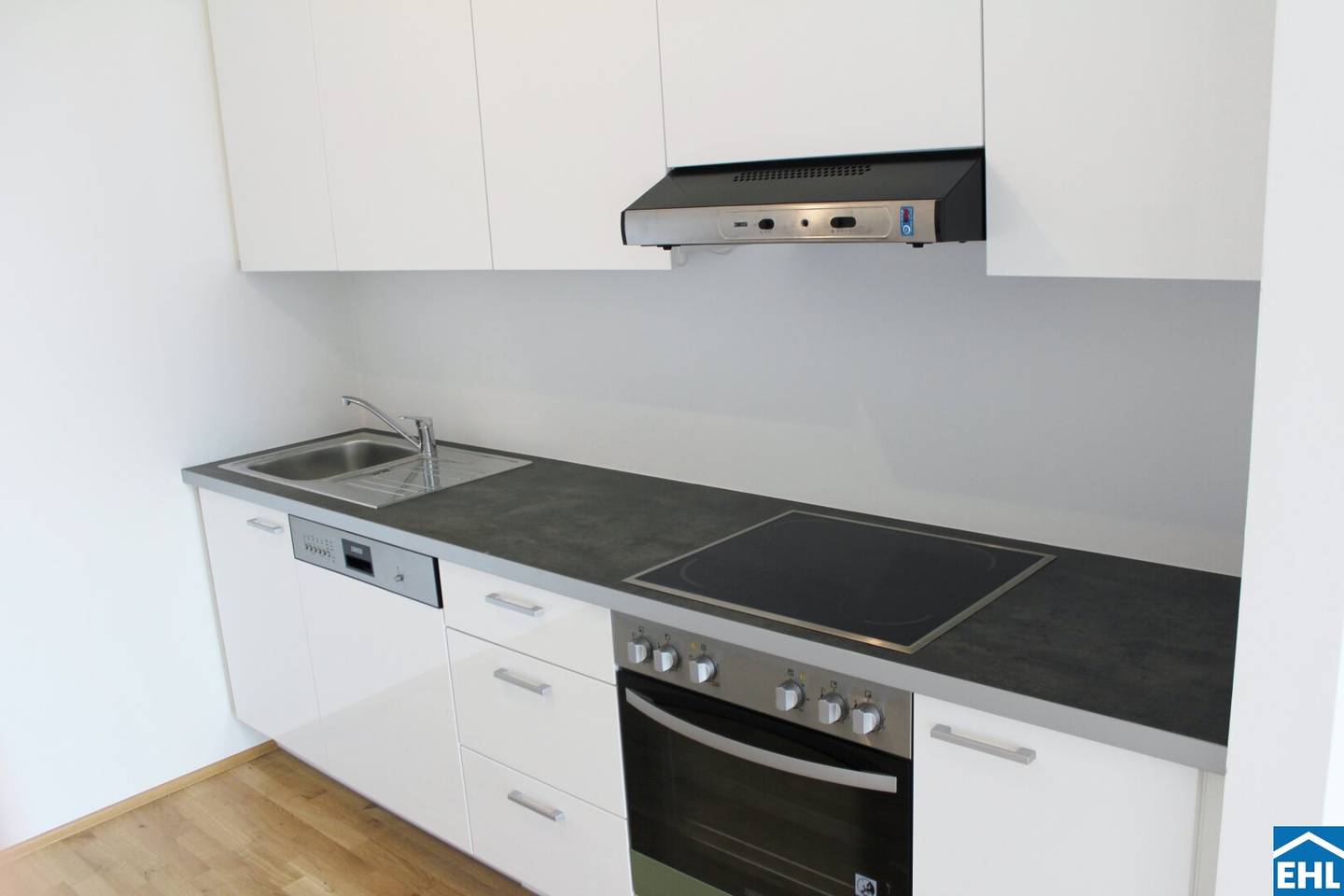Top 2-room apartment with loggia near Gasometer