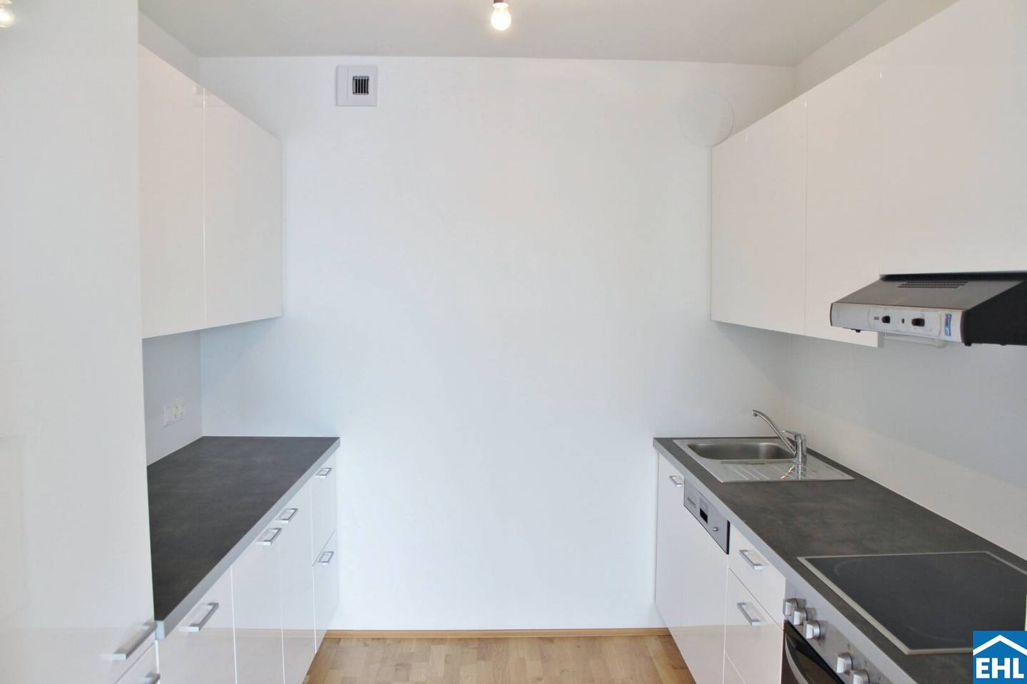 Top 2-room apartment with loggia near Gasometer