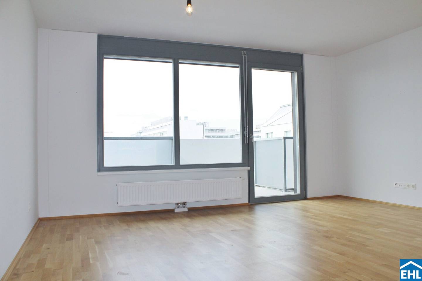 Top 2-room apartment with loggia near Gasometer