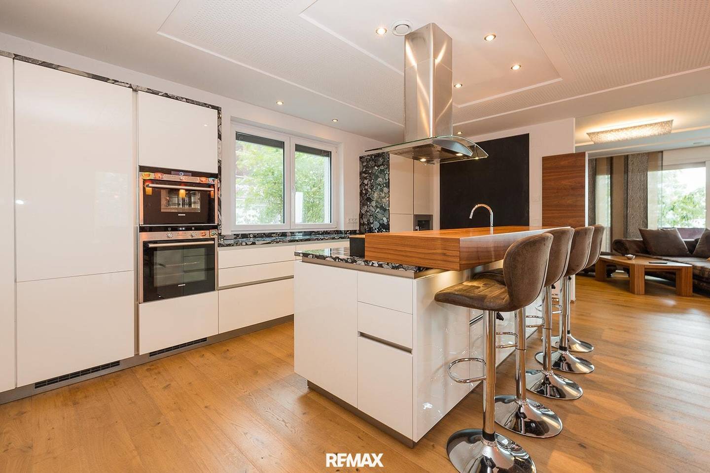 "Three Levels - One Home" - Versatile residential house with 3 residential units in St. Veit im Pongau