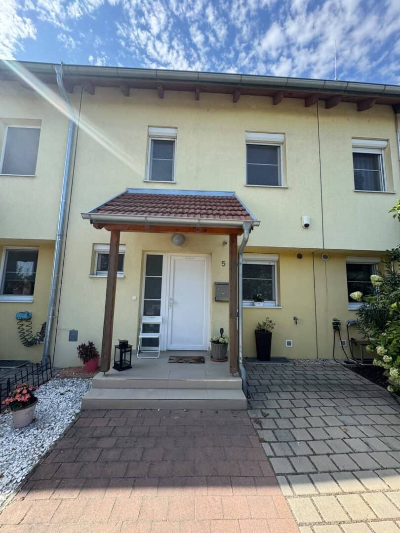 Wohnen am Teich Leopoldsdorf – Stylish terraced house with high-quality fittings, conservatory &amp; pool