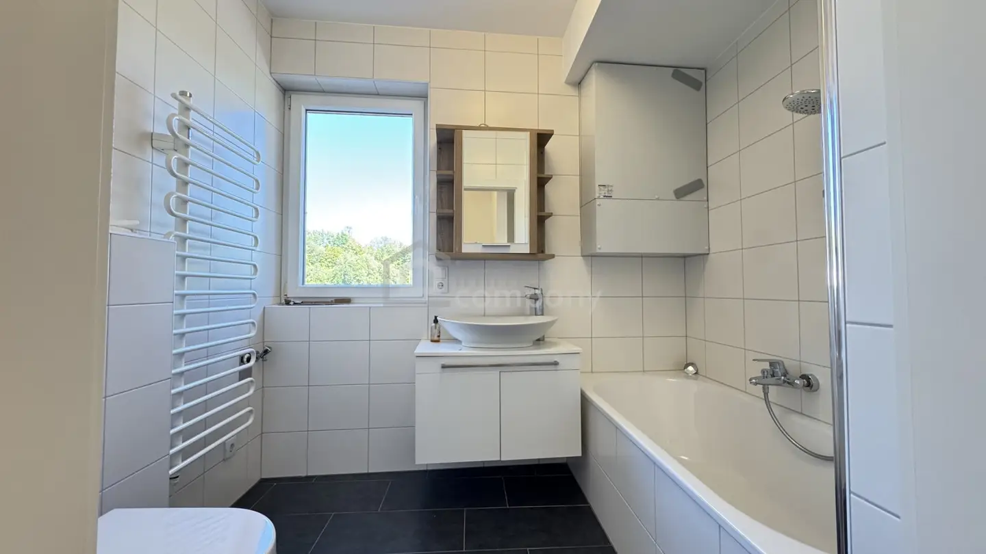 Wohnen im Zentrum von Seewalchen am Attersee– Helle 2-Zimmer-Wohnung mit Loggia und Blick ins Grüne.
