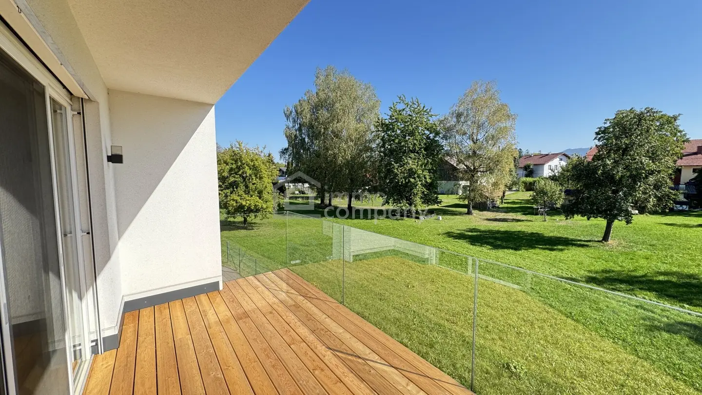 Wohnen im Zentrum von Seewalchen am Attersee– Helle 2-Zimmer-Wohnung mit Loggia und Blick ins Grüne.