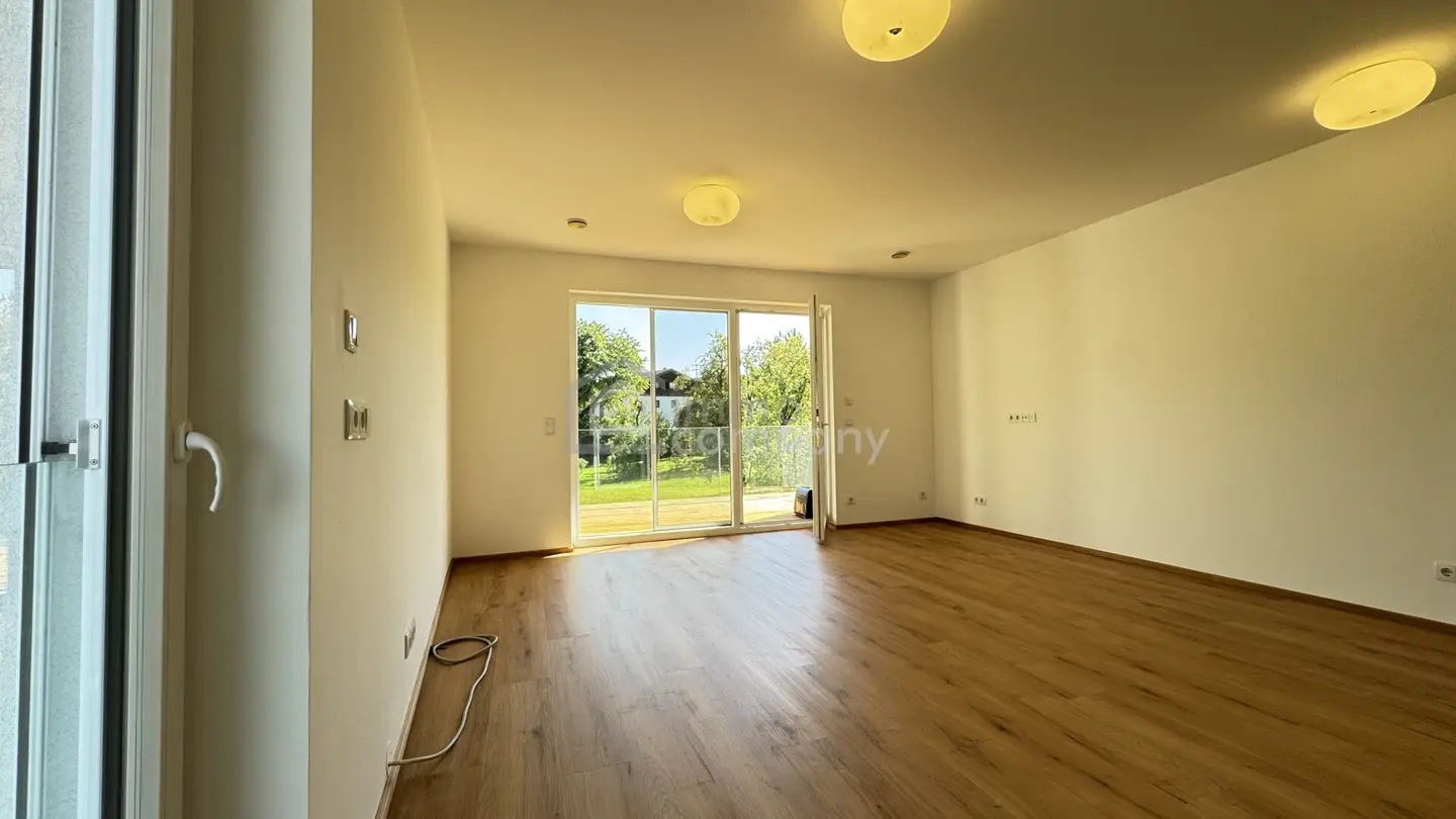 Wohnen im Zentrum von Seewalchen am Attersee– Helle 2-Zimmer-Wohnung mit Loggia und Blick ins Grüne.