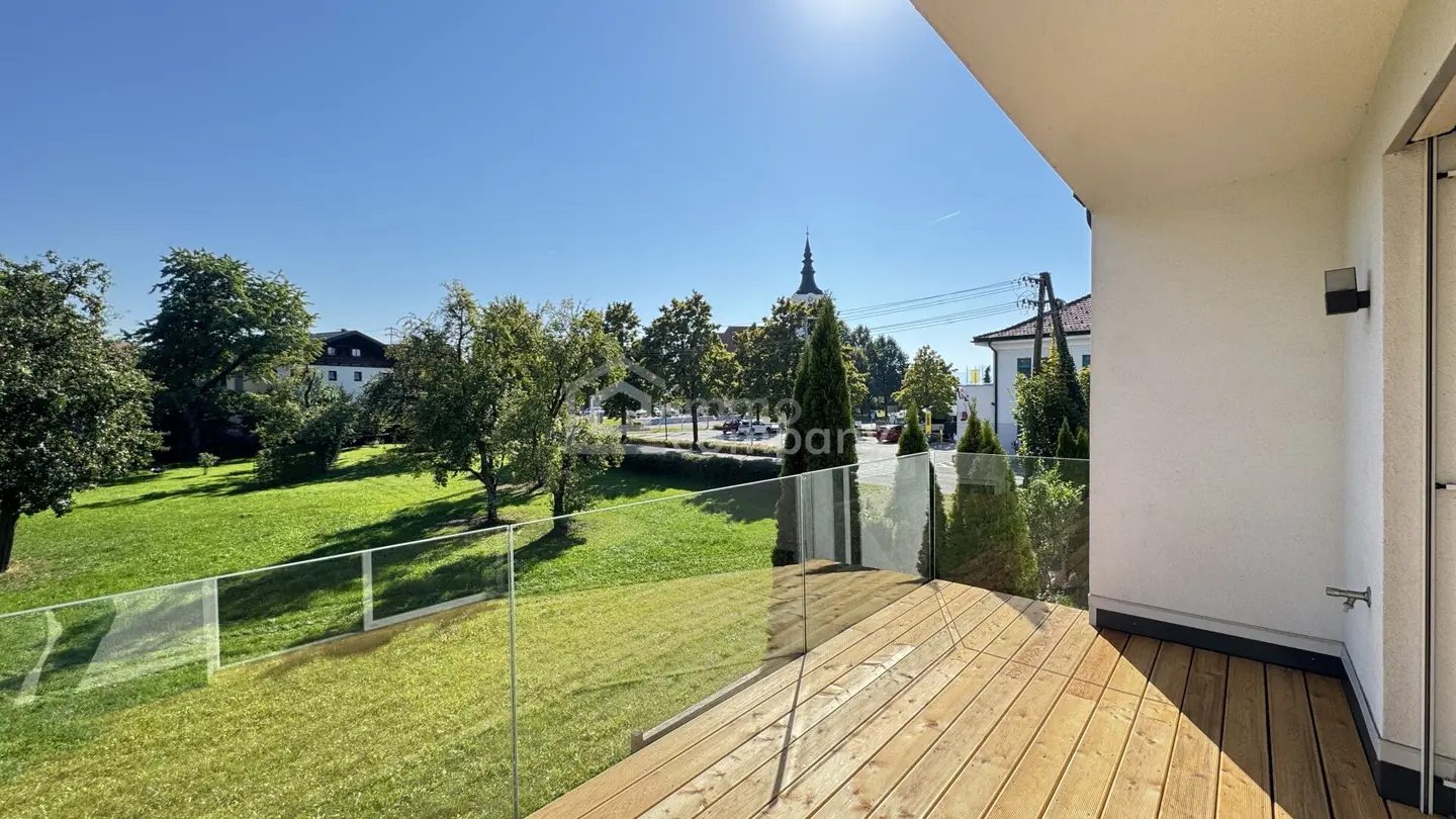 Wohnen im Zentrum von Seewalchen am Attersee– Helle 2-Zimmer-Wohnung mit Loggia und Blick ins Grüne.