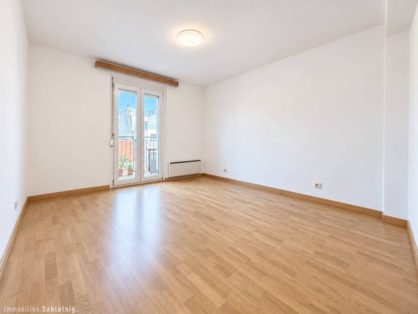 SUNNY! URBAN! COZY! Your new home with east balcony in Favoriten