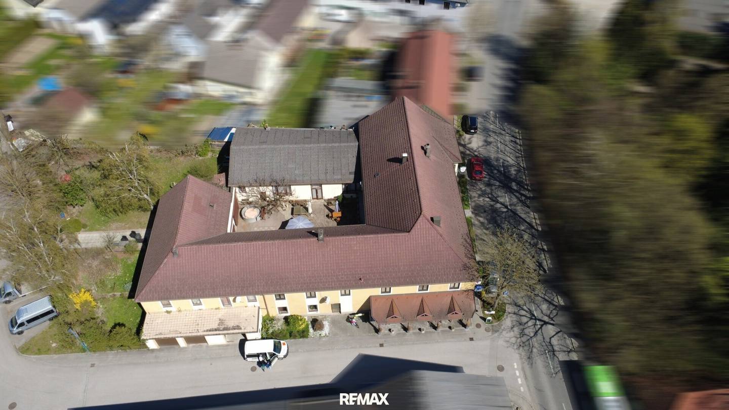 Large property in the town centre with versatile development potential