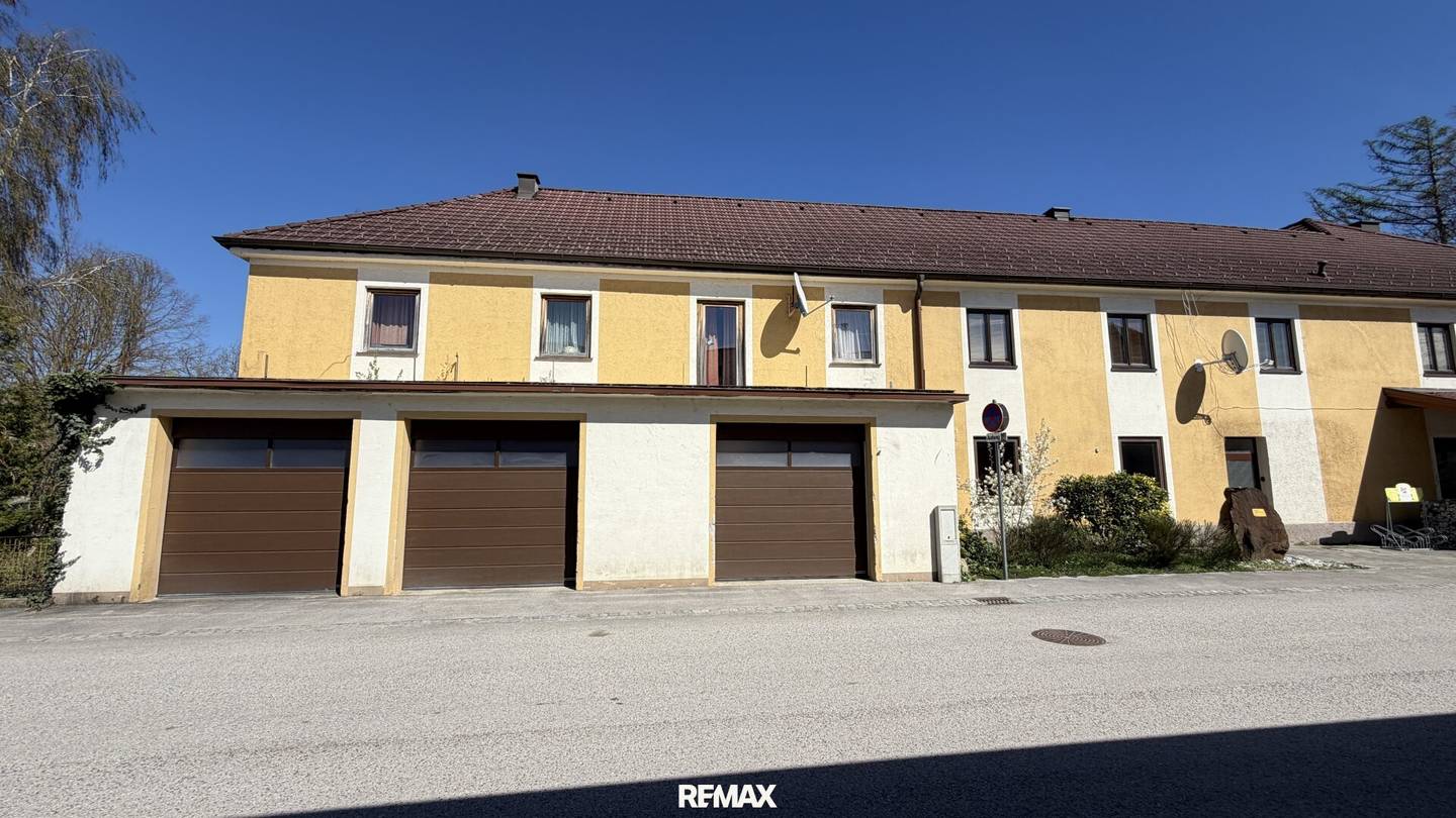 Large property in the town centre with versatile development potential