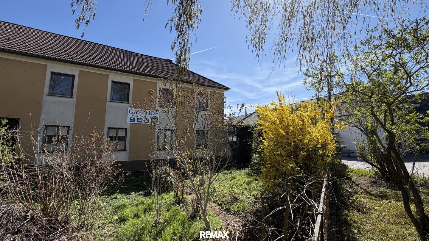 Large property in the town centre with versatile development potential