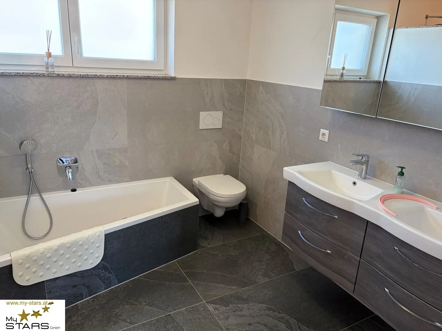 large detached house with 5 rooms, 130 m², garden, pool, garage and more