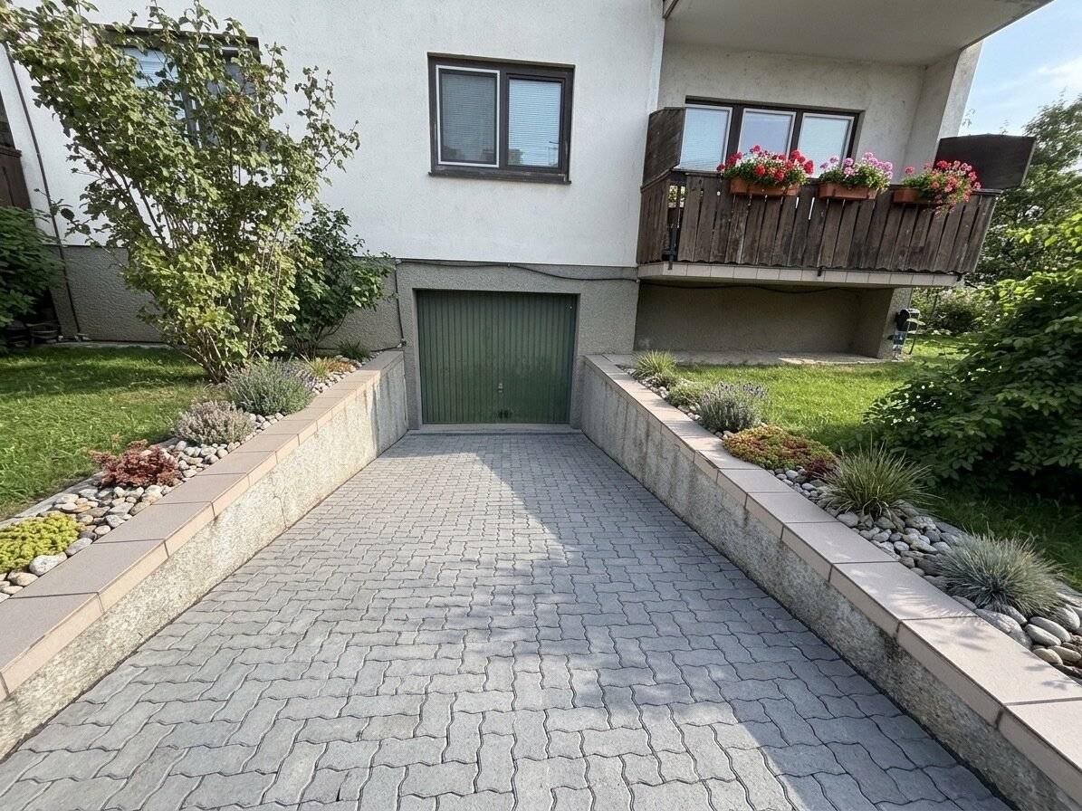 Investment Opportunity: Property with 4 Residential Units, Ongoing Rental Income and Attractive Location, Underground Garage