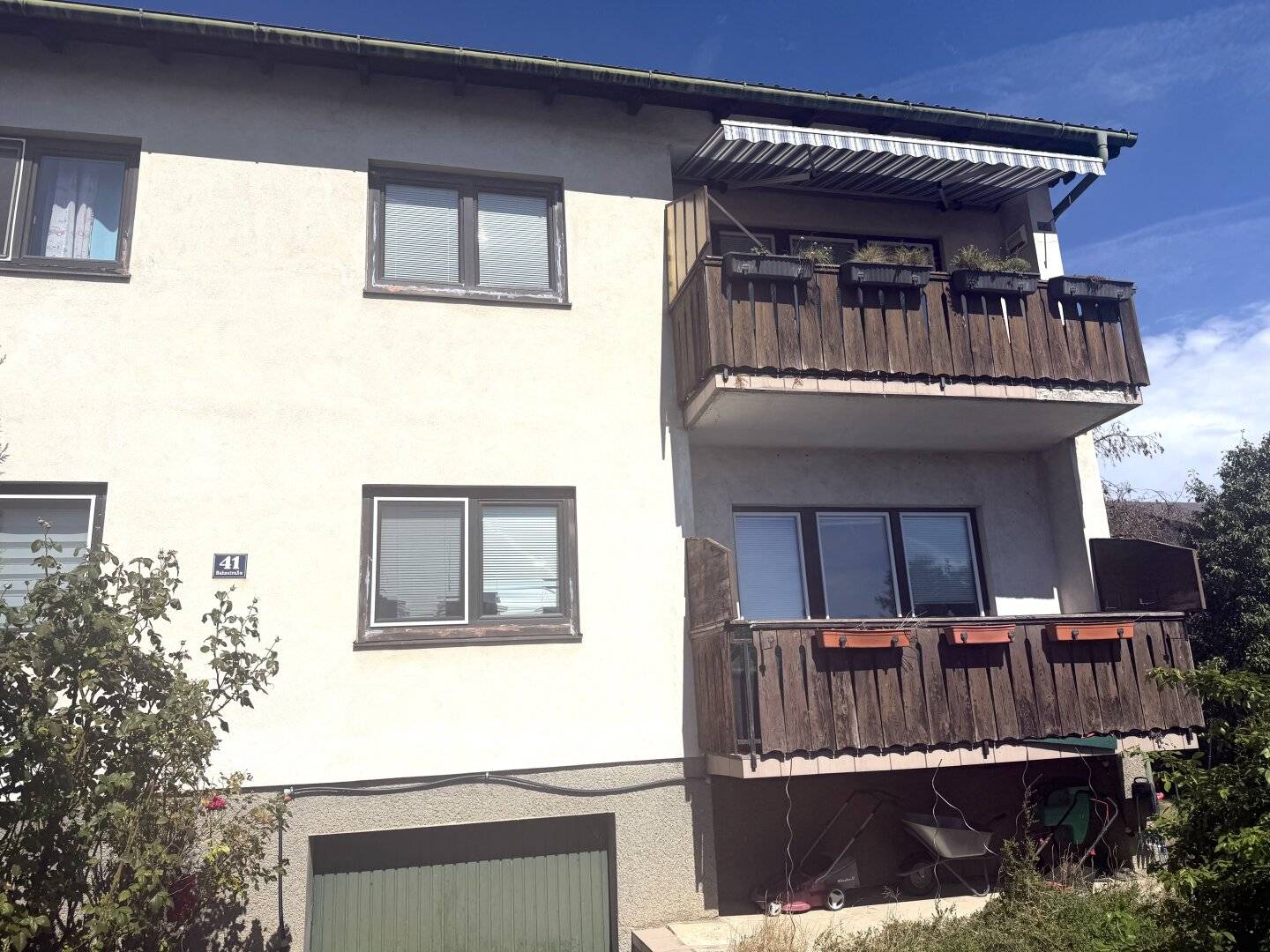Investment Opportunity: Property with 4 Residential Units, Ongoing Rental Income and Attractive Location, Underground Garage