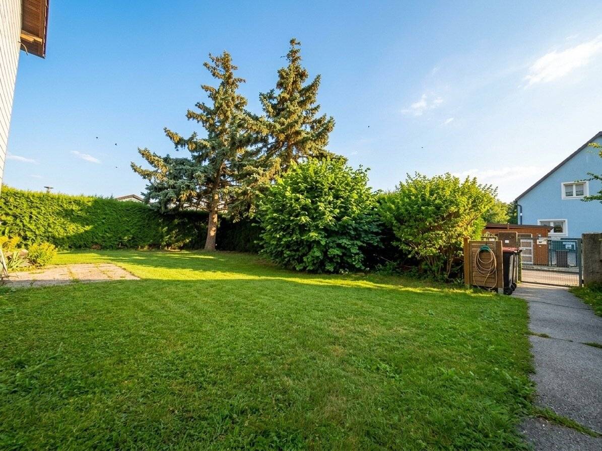 Investment Opportunity: Property with 4 Residential Units, Ongoing Rental Income and Attractive Location, Underground Garage