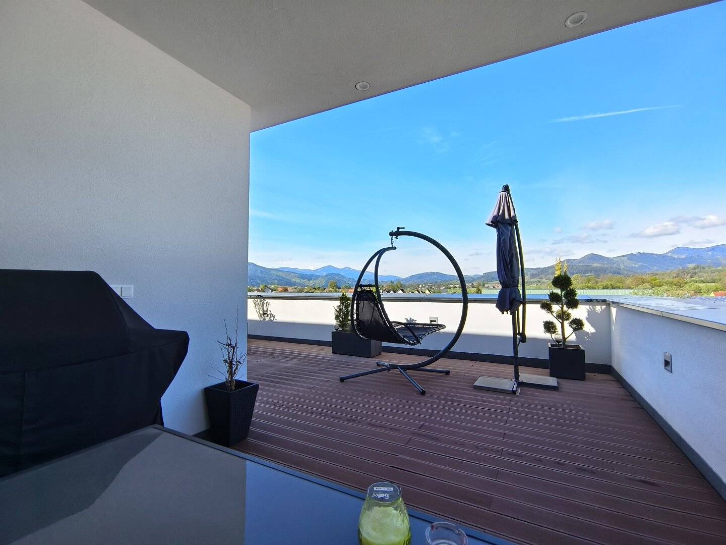 Exclusive penthouse with 56 m² south-west terrace, air conditioning and underground garage