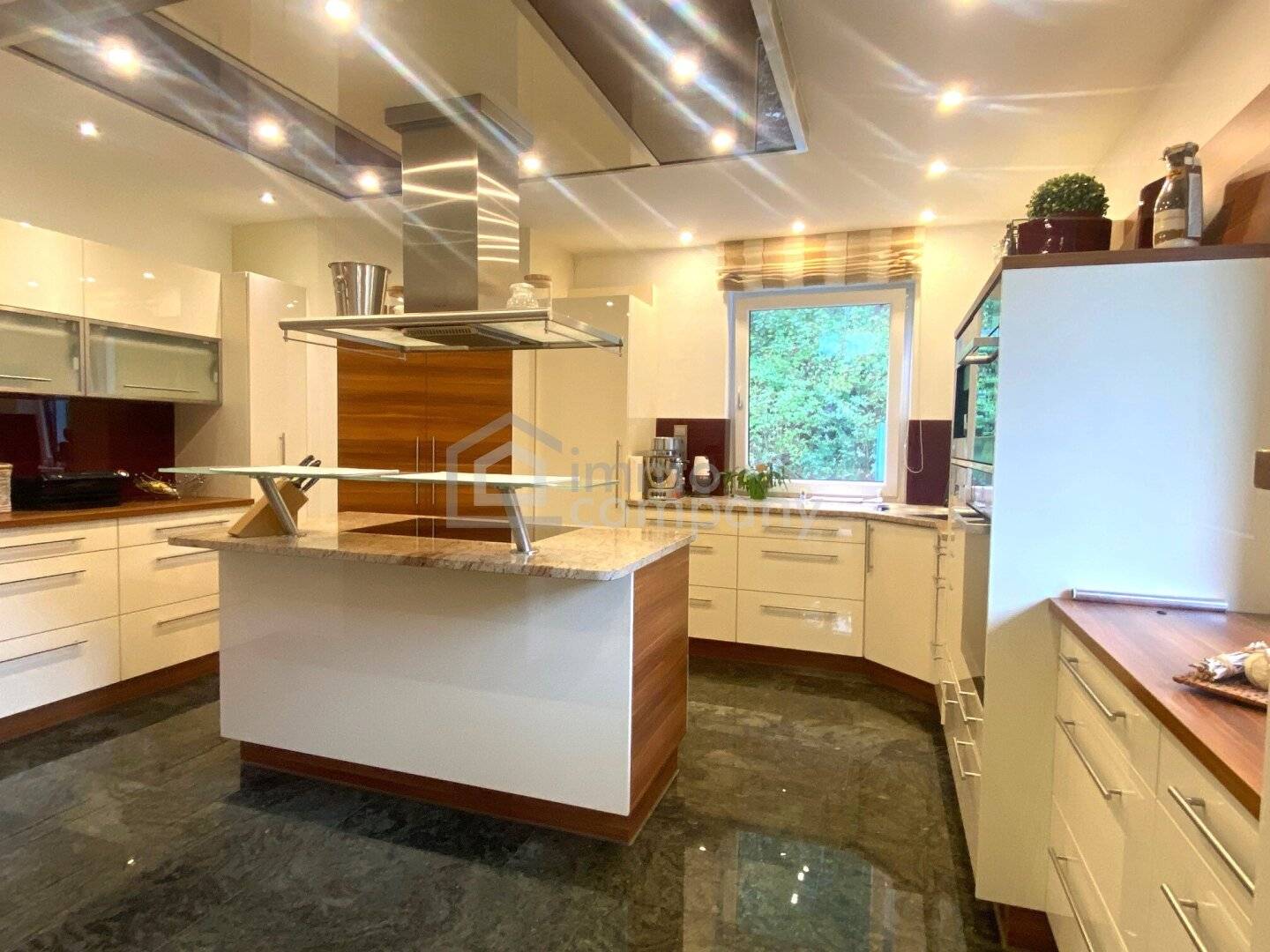 Well maintained detached house with pool, sauna, generous terrace as well as garage and carport