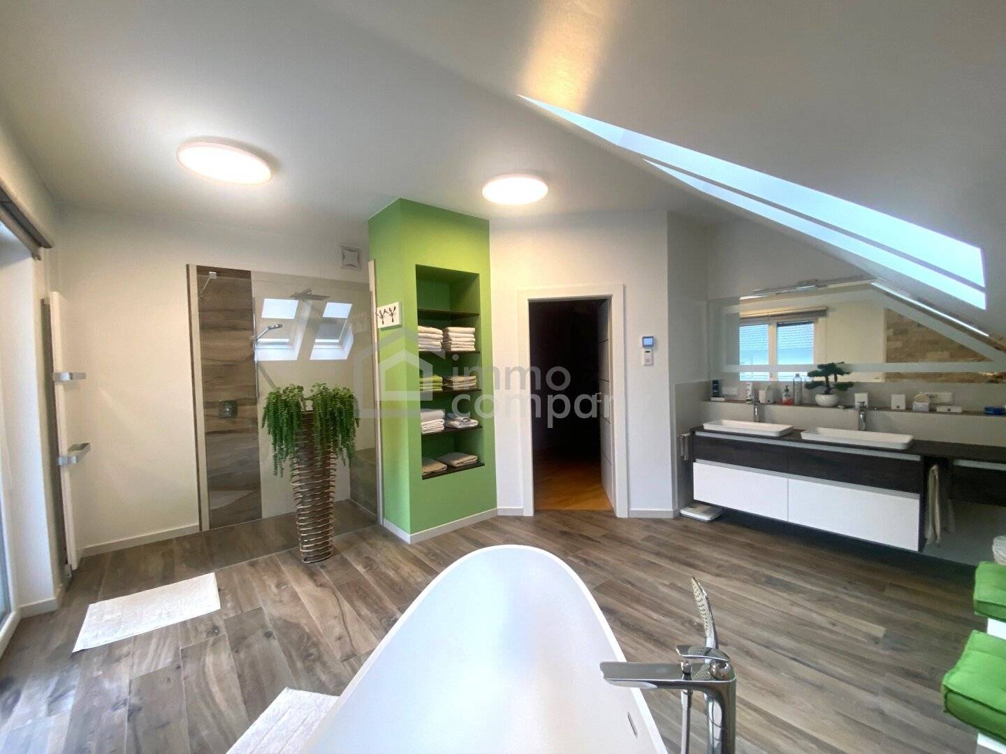 Well maintained detached house with pool, sauna, generous terrace as well as garage and carport