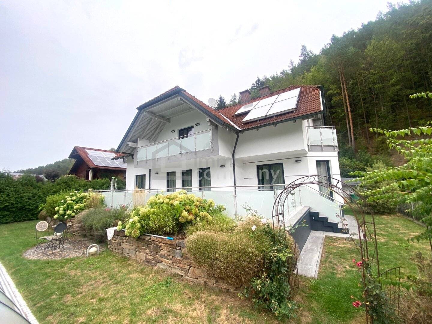 Well maintained detached house with pool, sauna, generous terrace as well as garage and carport
