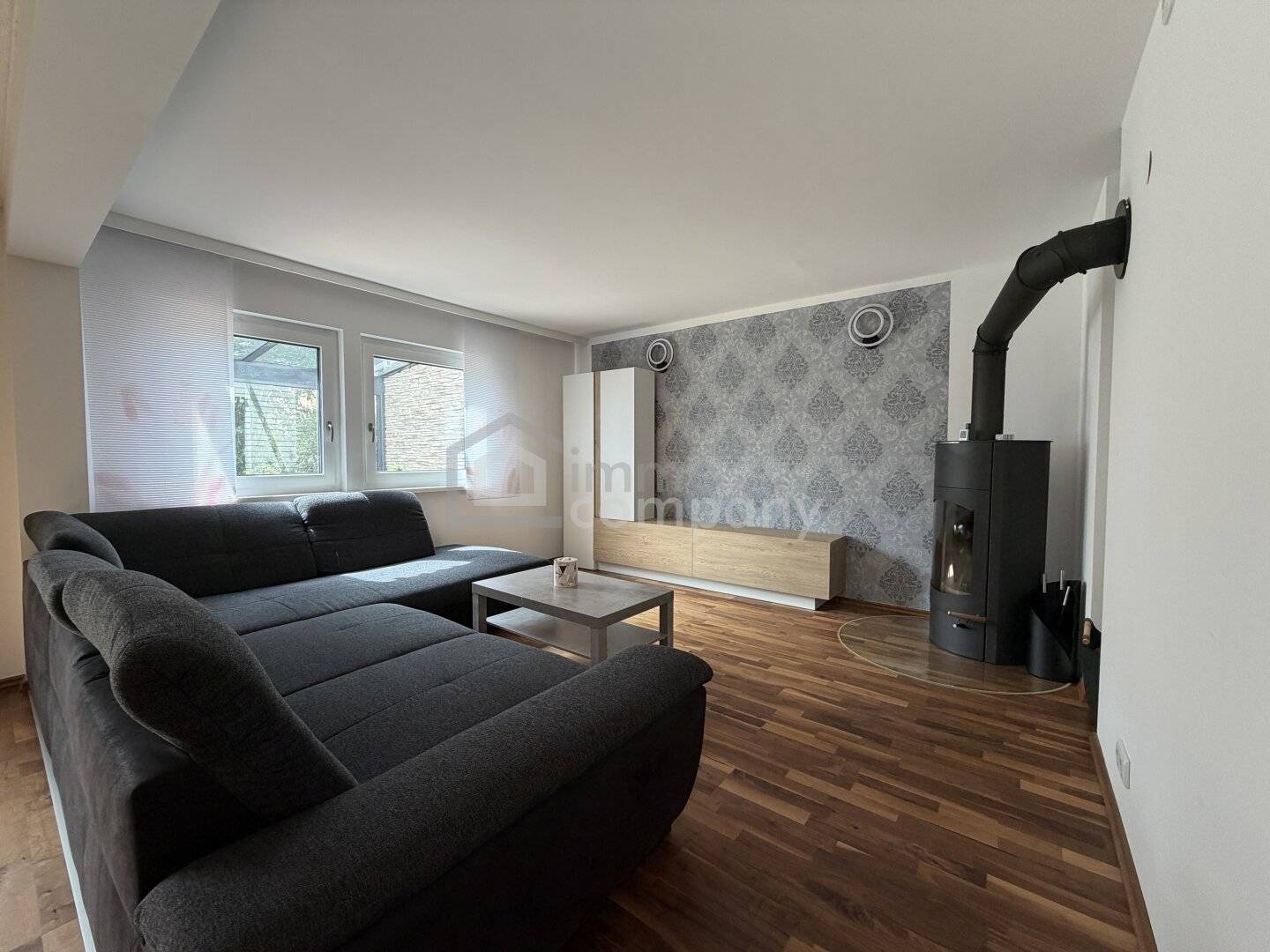 End-terrace corner house with 4 bedrooms and winter garden