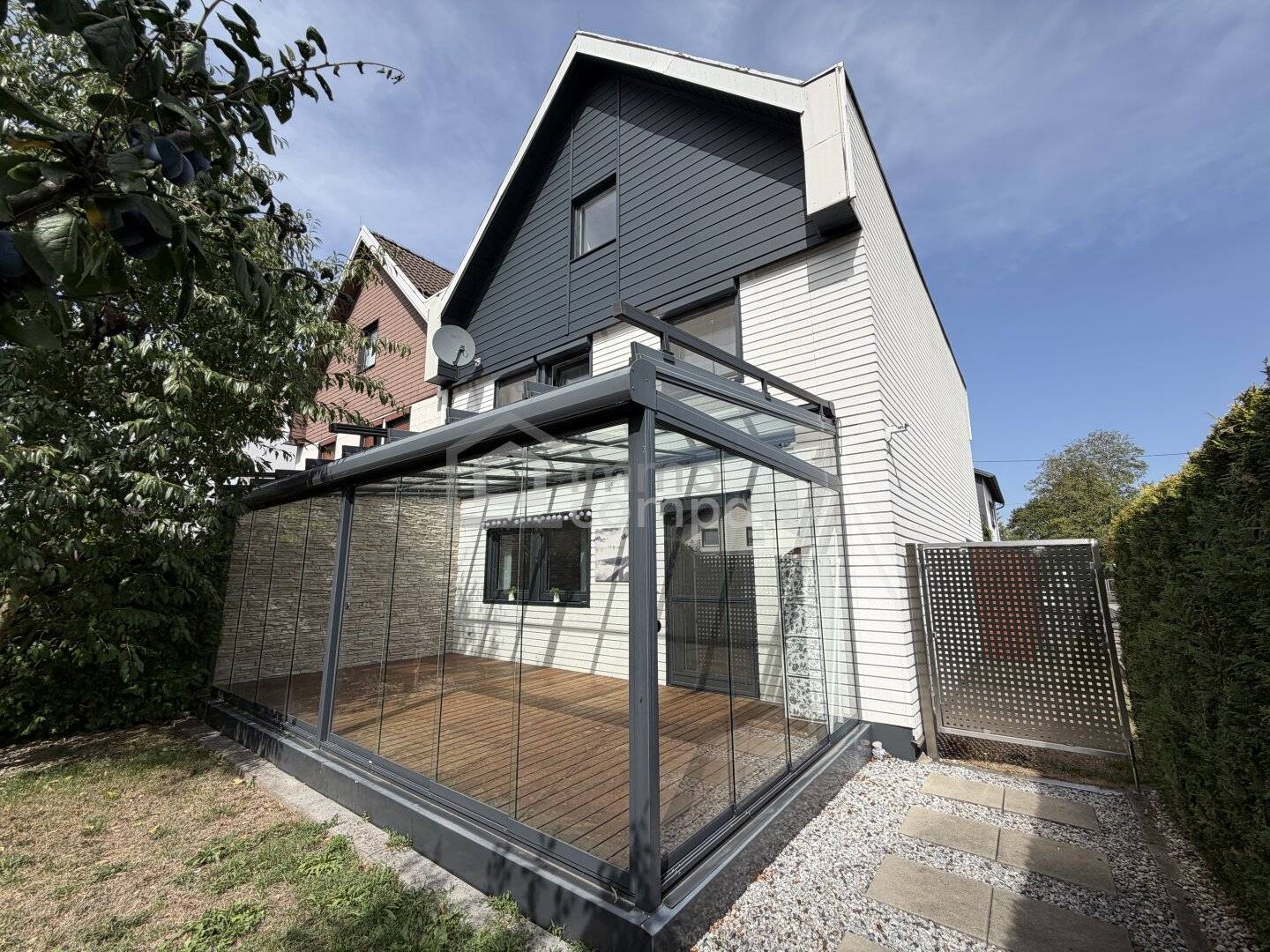 End-terrace corner house with 4 bedrooms and winter garden