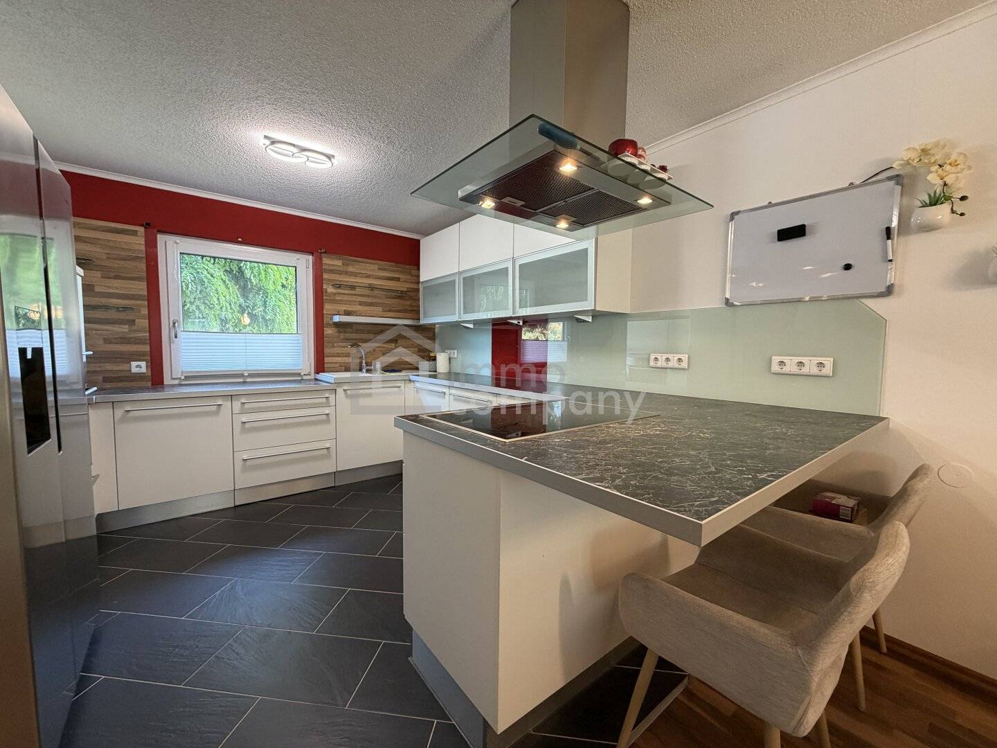 End-terrace corner house with 4 bedrooms and winter garden