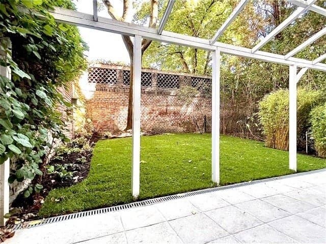 House-in-house character near Belvedere and the city: 5-room apartment with idyllic garden