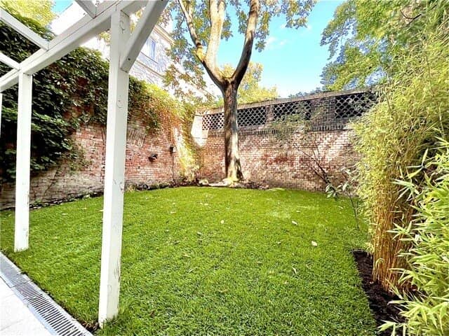 House-in-house character near Belvedere and the city: 5-room apartment with idyllic garden