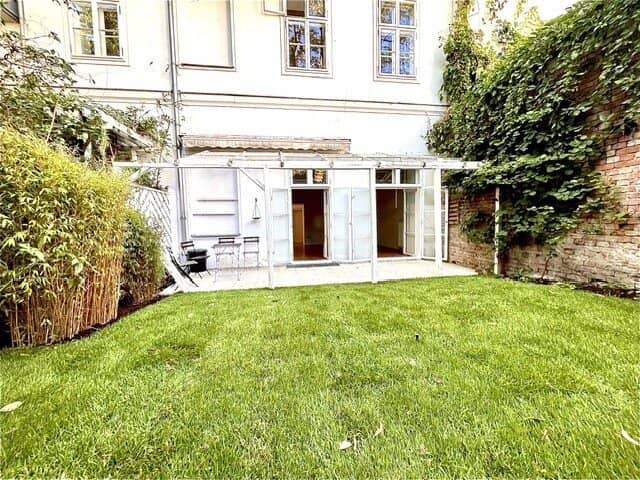 House-in-house character near Belvedere and the city: 5-room apartment with idyllic garden