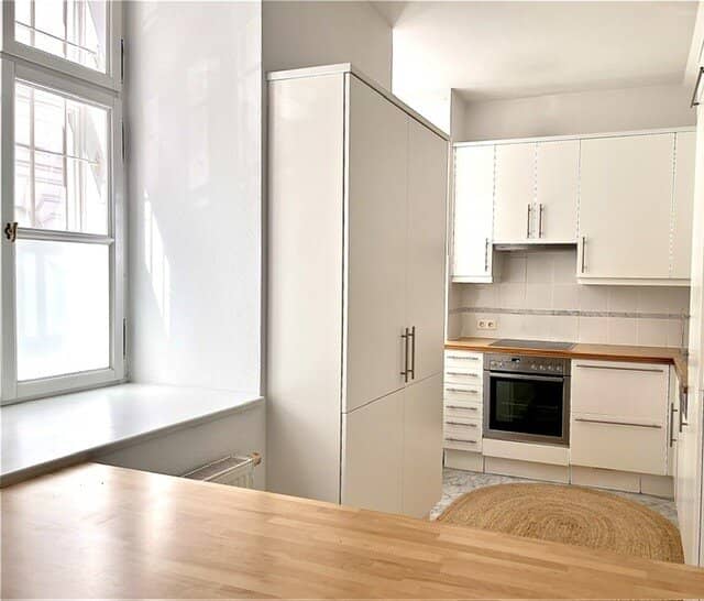 House-in-house character near Belvedere and the city: 5-room apartment with idyllic garden