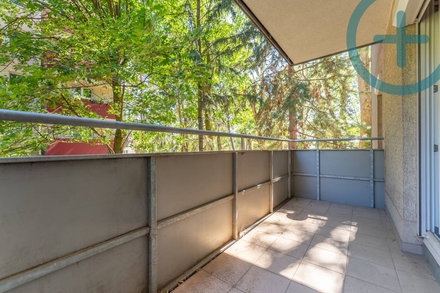 Bright Erdgeschosswohnung with balcony and green view