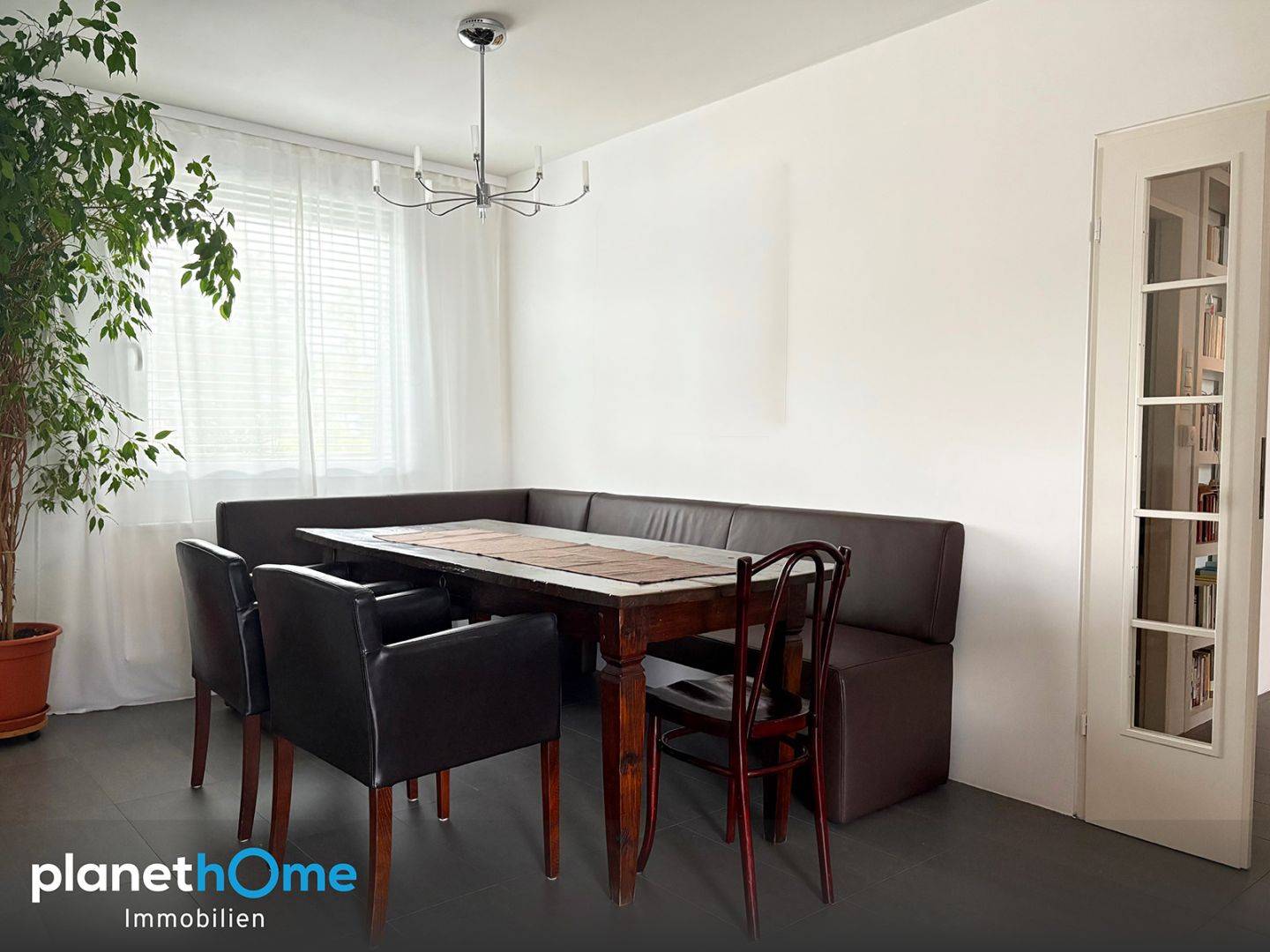 Privat zugängliche Flachdachflächen und Dachgeschosswohnung