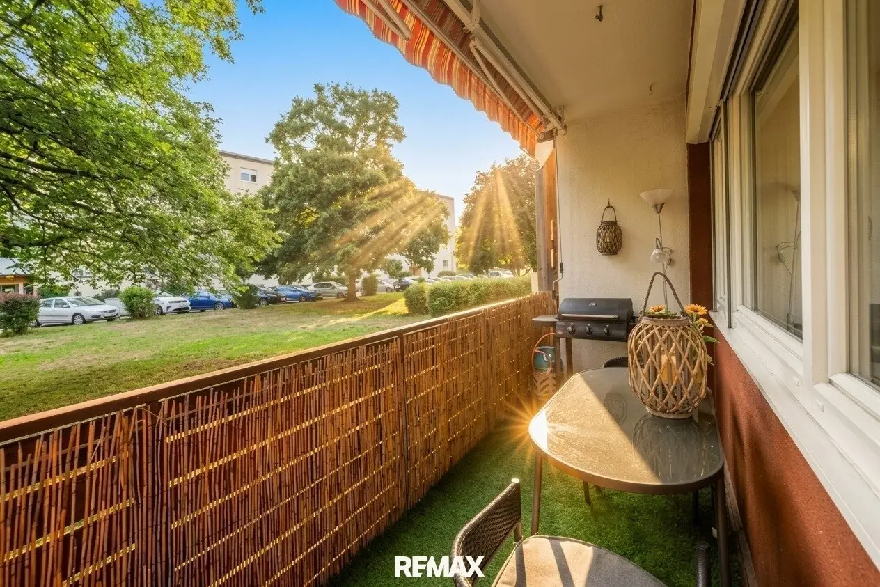 Sunny 3-room apartment with kitchen and loggia in central location