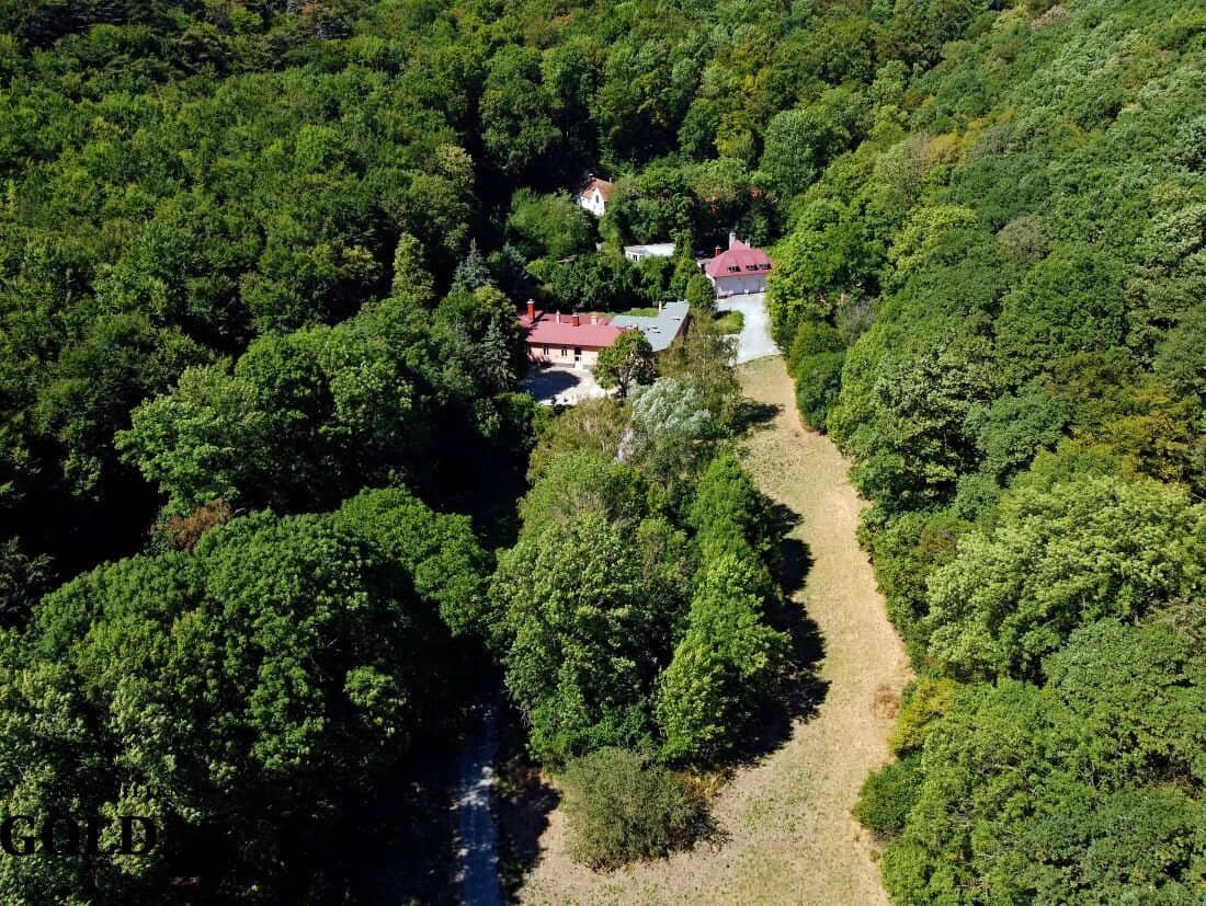 Private refuge in Baden &amp; Alland – 23,000 m² plot with historic buildings
