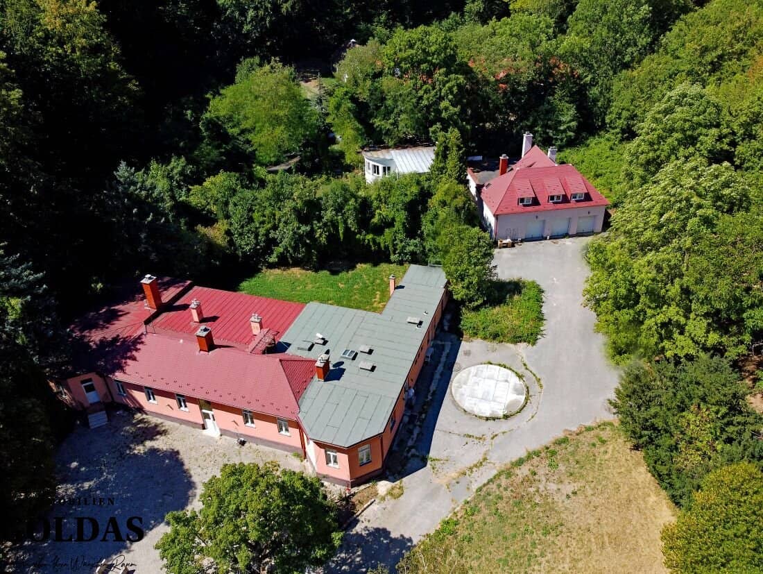 Private refuge in Baden &amp; Alland – 23,000 m² plot with historic buildings