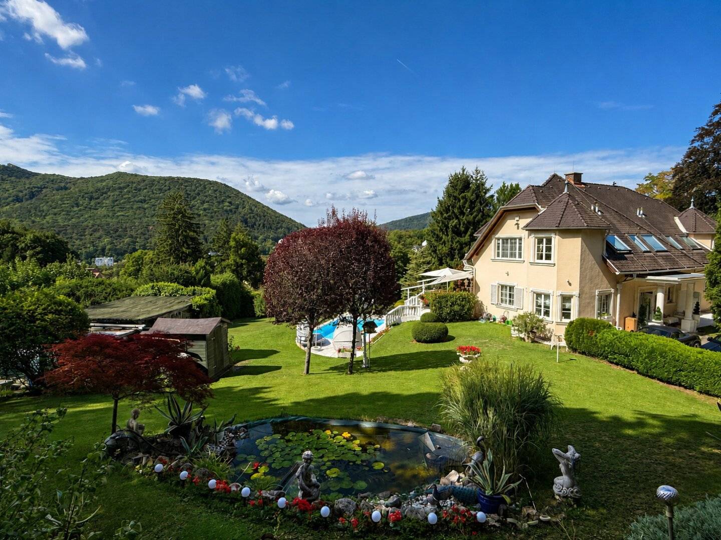 EINZIGARTIGE RESIDENZ IN DER NATUR - 301 m² Wohnfläche, Garten, Wald und Terrassen mit Pool!